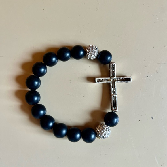 Black bead bracelet with crystal cross - Picture 5 of 5